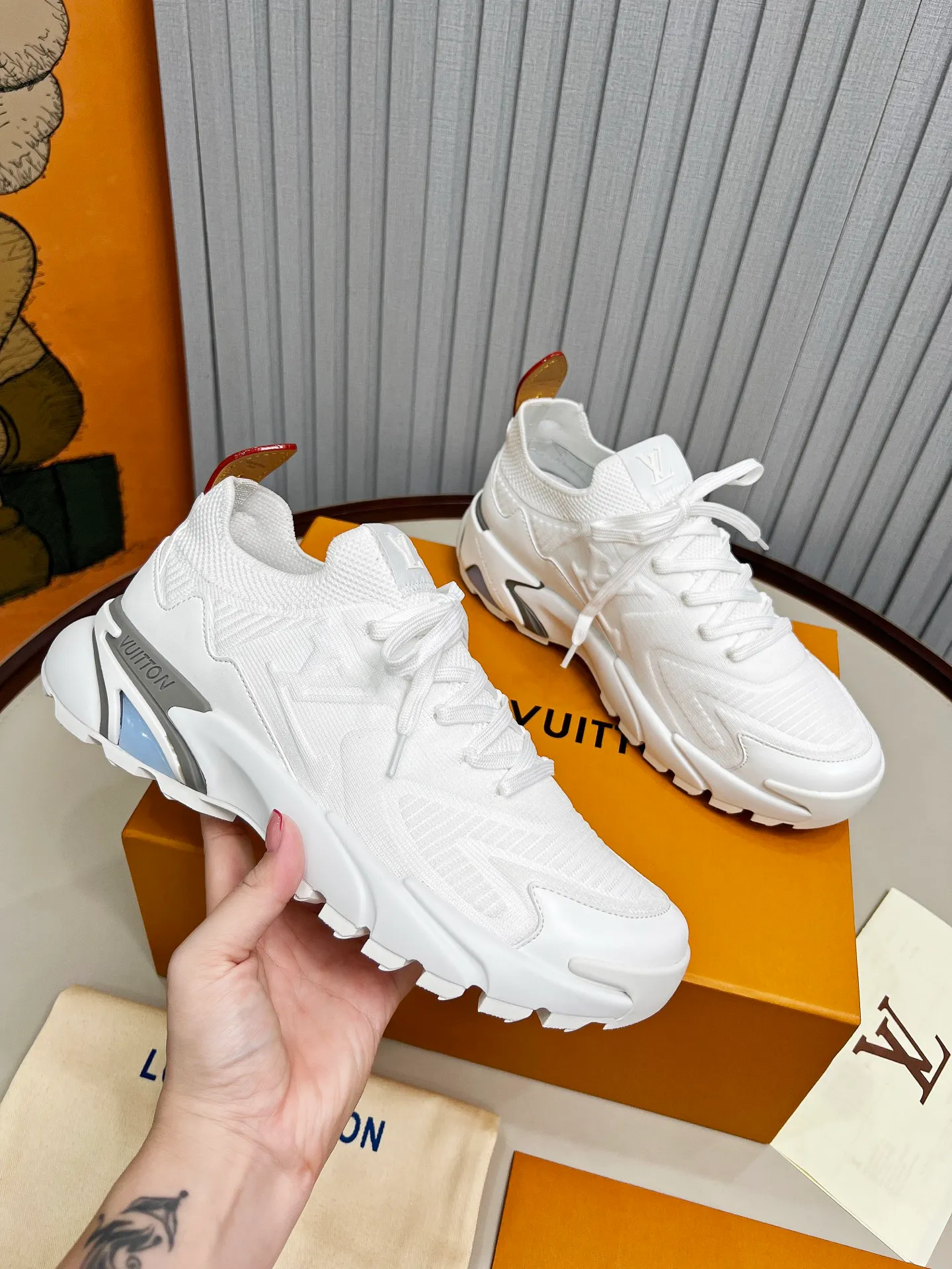 Top version: 560💰 LV Louis Vuitton L Jialu brand Runner Tatic series thick-soled casual sports shoes running shoes Original purchase development and production This LV Runner Tatic sports shoe is blended with fly-knit fabric material to interpret the inspiration of traditional mountaineering shoes. The LV letters are written on one side, the Louis Vuitton logo, and the light and wear-resistant rubber outsole complete the whole package. The delivery counter is exquisitely packaged🛍📦 ▪️Fabrics: Original imported custom fly-knit fabric ▪️Inner lining: Original custom-made breathable mesh ▪️Sole: Original molded anti-slip rubber combination material ▪️Sole thickness: 4CM ▪️Size: Men's 39-45